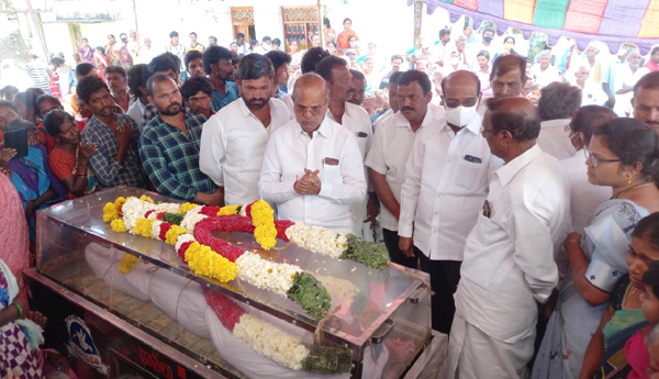 మృతుల కుటుంబాలను ఆదుకుంటాం : ఎమ్మెల్యే చింతల