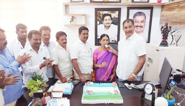 ఆదర్శ పంచాయతీగా తీర్చిదిద్దుతా : సర్పంచ్‌