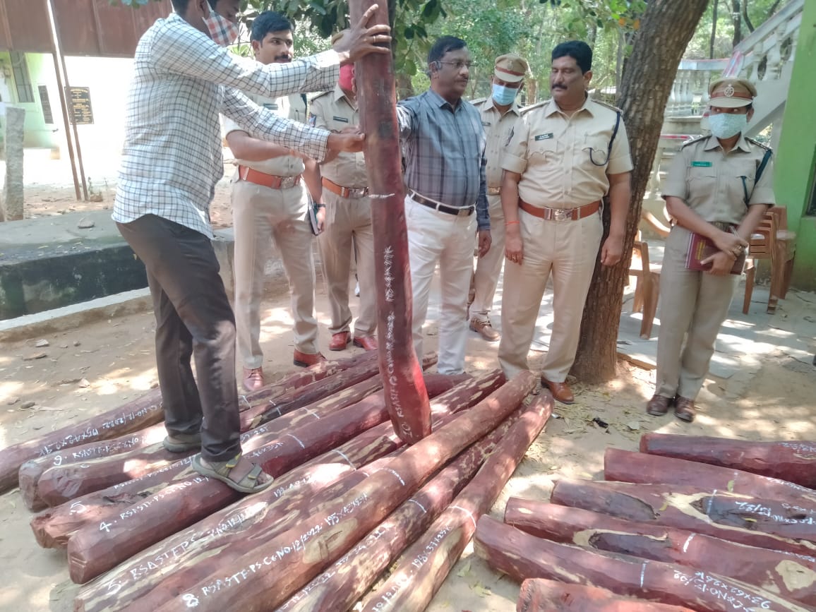 31 ఎర్రచందనం దుంగలు స్వాధీనం