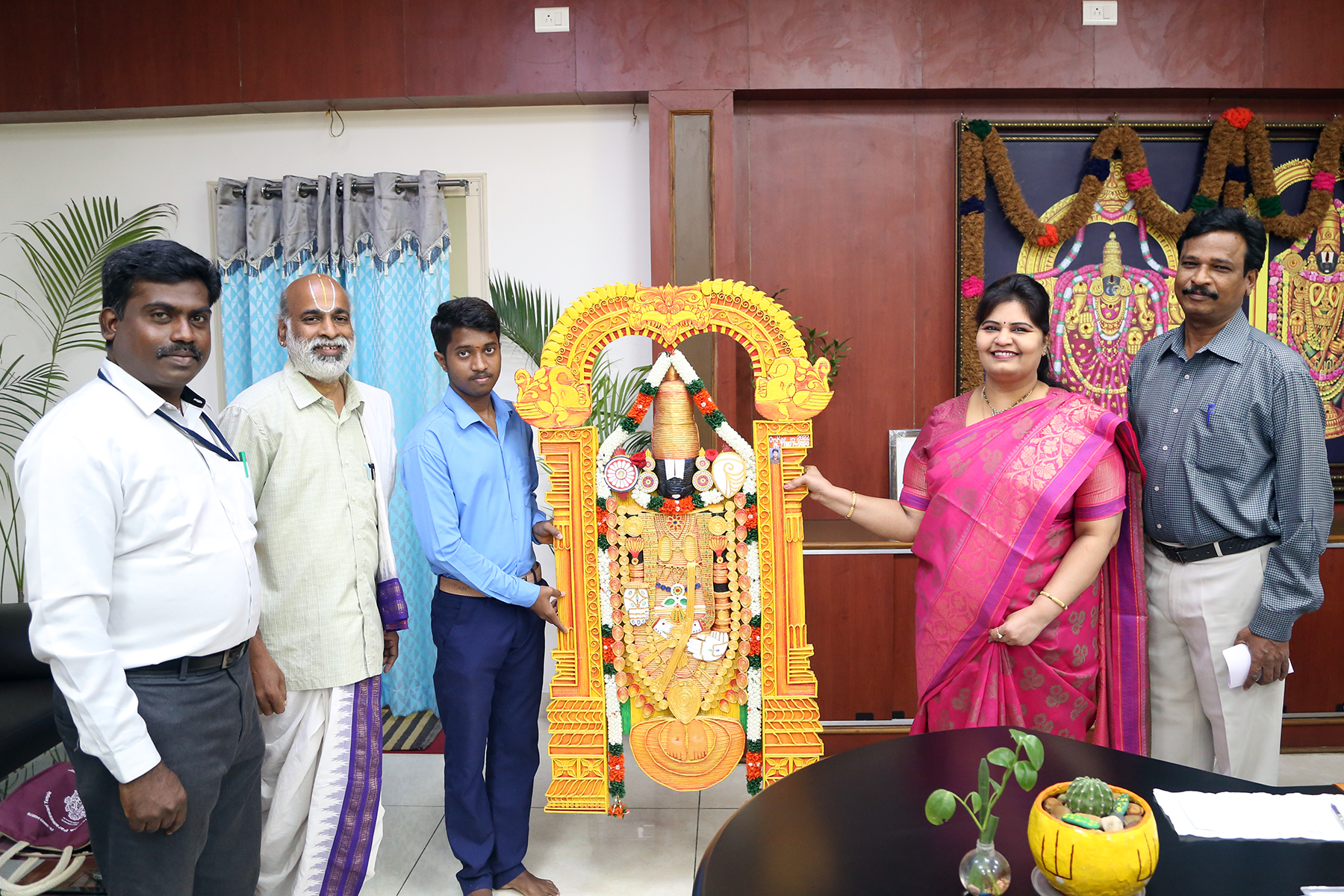 చెత్తకాగితాలతో అద్భుతమైన శ్రీవారి కళారూపం