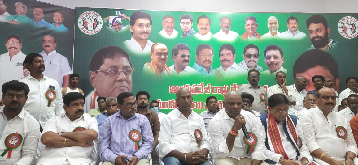 రేషన్‌ డీలర్ల ద్వారానే... నిత్యావసర సరుకులు పంపిణీ చేయాలి