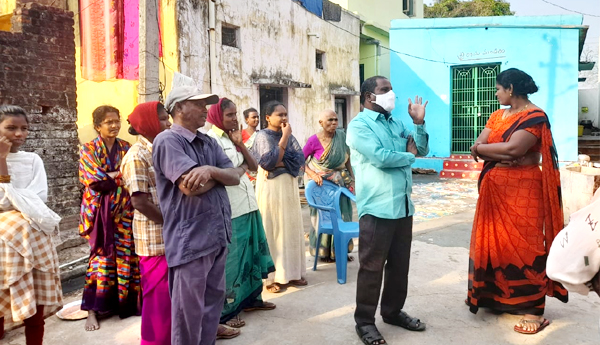 గిరిజన కాలనీలో సమస్యలు పరిష్కరించాలి