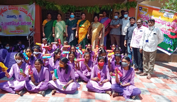 విద్యార్థులకు పరీక్ష సామాగ్రి వితరణ