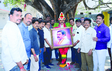 అంజూరును సత్కరించిన పలువురు