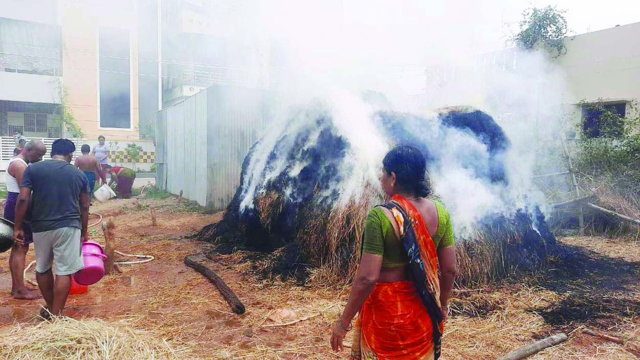 గడ్డి వామి దగ్ధం