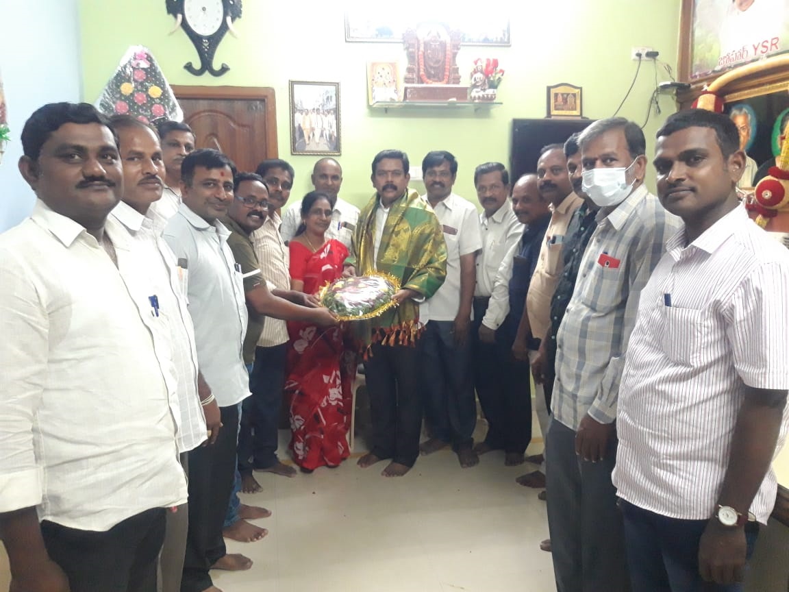 అంజూరును సత్కరించిన యూటీఎఫ్‌ నాయకులు