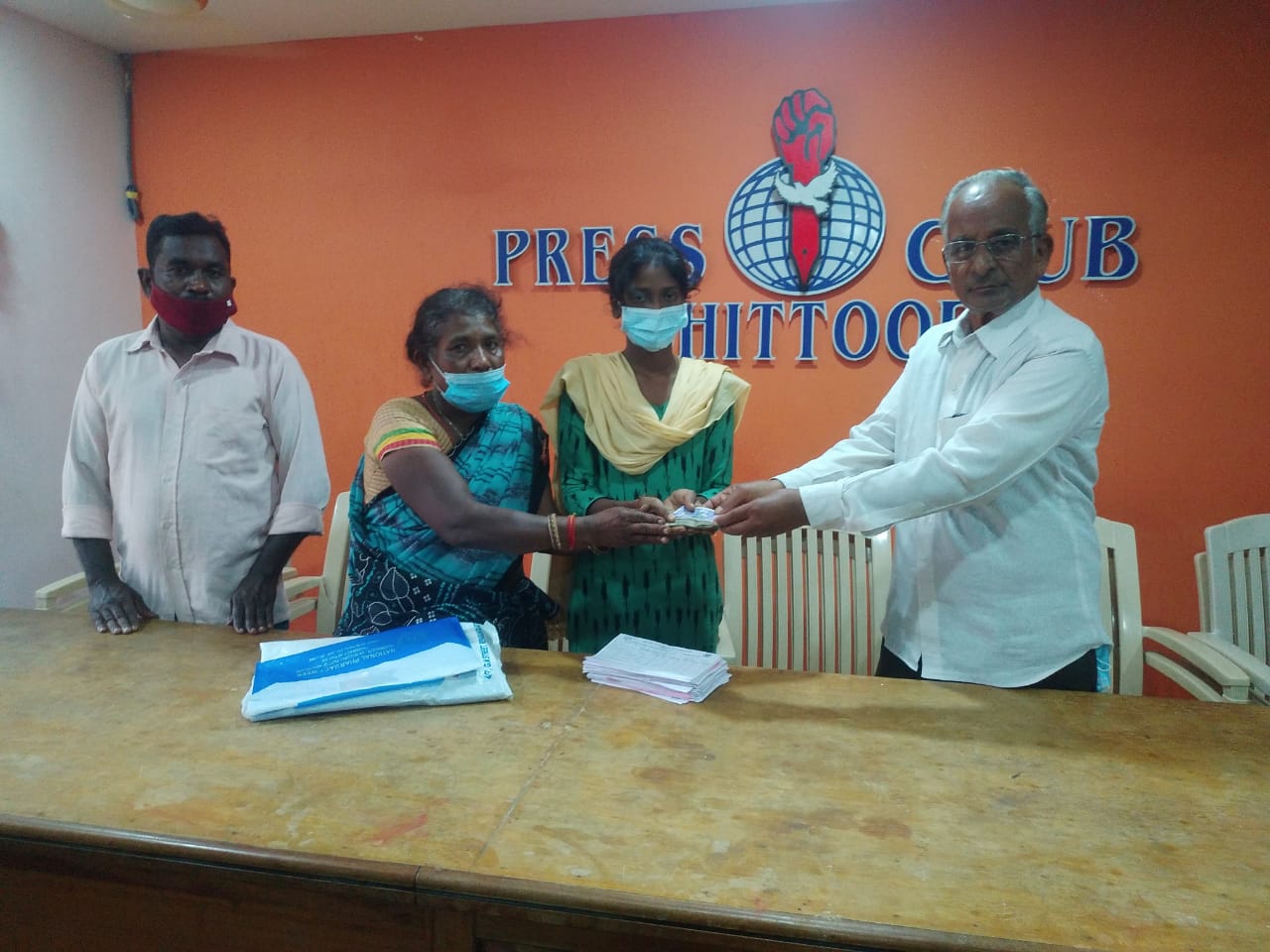 చిన్నారి వైద్యం ఖర్చులకు 10వేలు ఆర్థిక సాయం