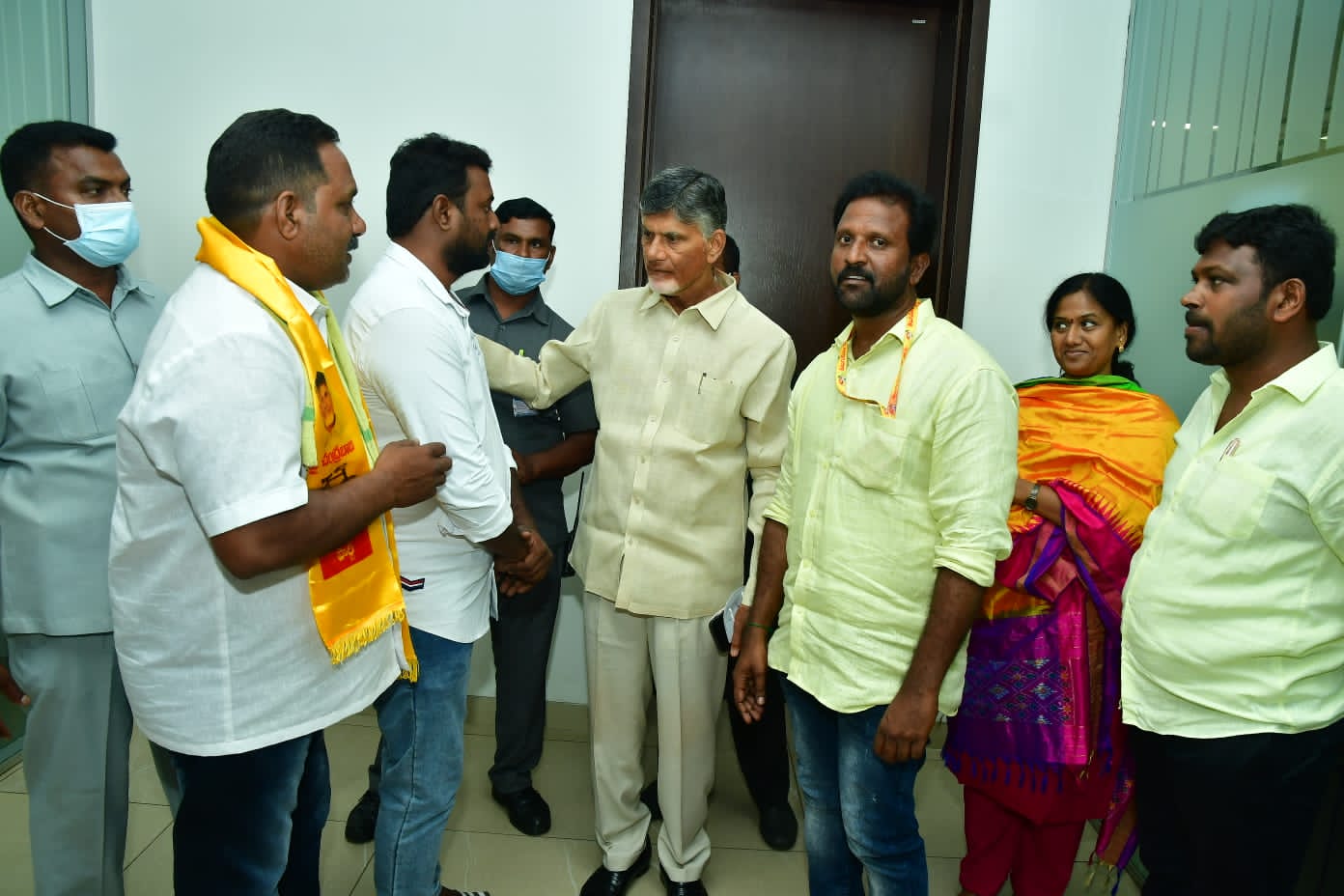 చంద్రబాబును కలిసిన కాజూరు రాజేష్‌