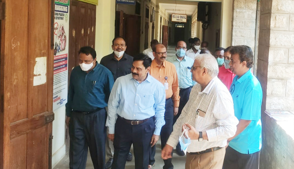 పరీక్షా కేంద్రాలను సందర్శించిన ఉపకులపతి ఆచార్య రాజారెడ్డి
