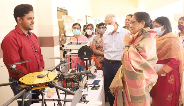 నూతన ఆలోచనలు వెలికితీయడానికే ప్రదర్శనలు : విసి