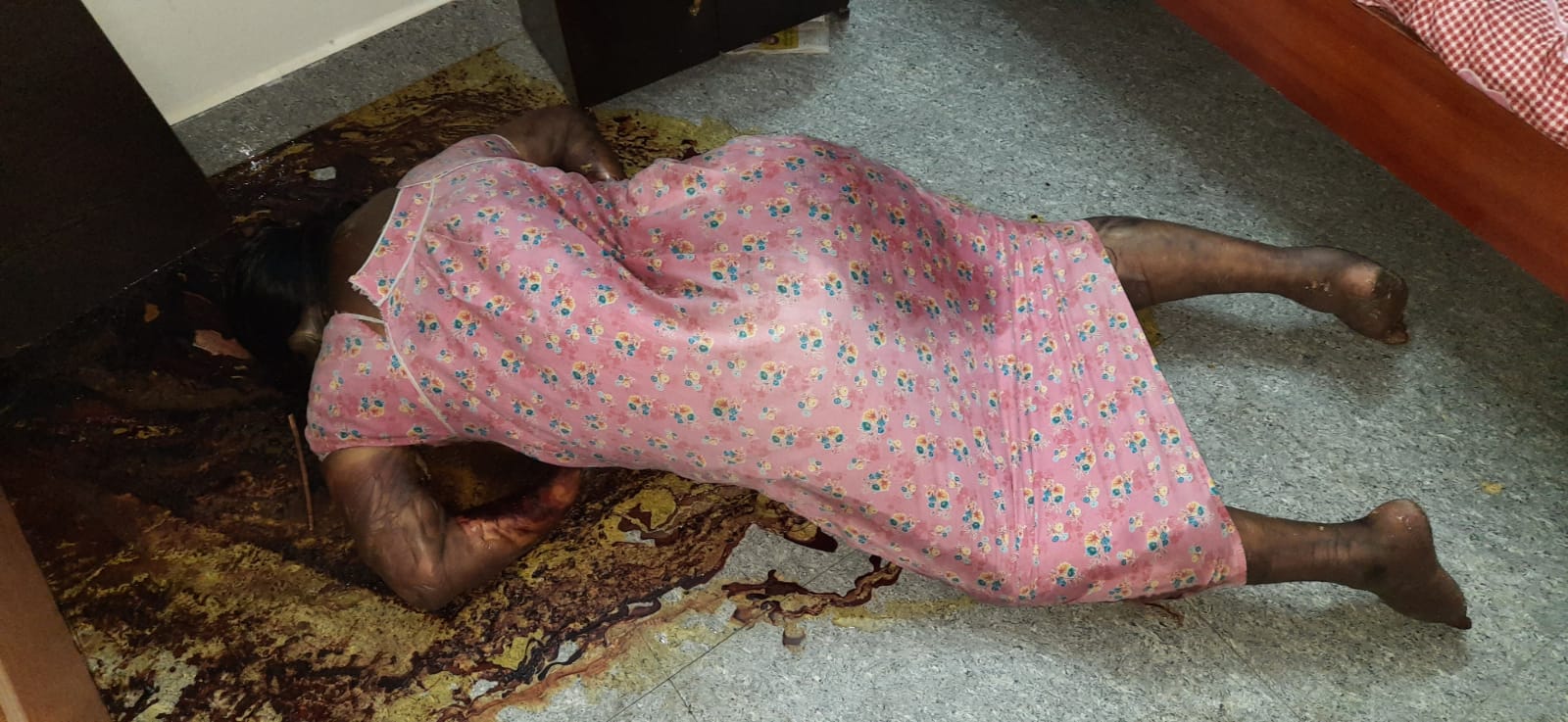 తల్లి మృతదేహం పక్కనే... కొడుకు సహవాసం..