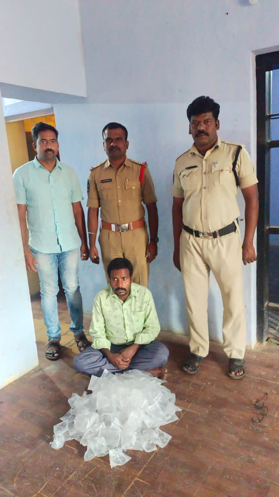 సారాత సహా వ్యక్తి అరెస్టు