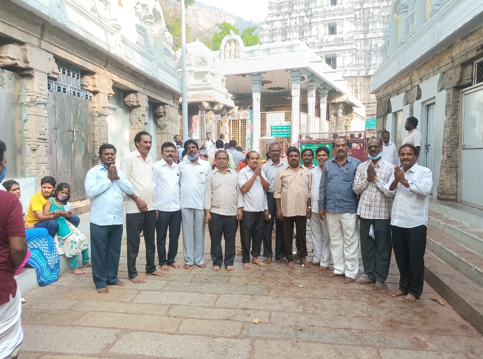 మొక్కులు తీర్చుకున్న 1998 డీఎస్సీ అభ్యర్ధులు