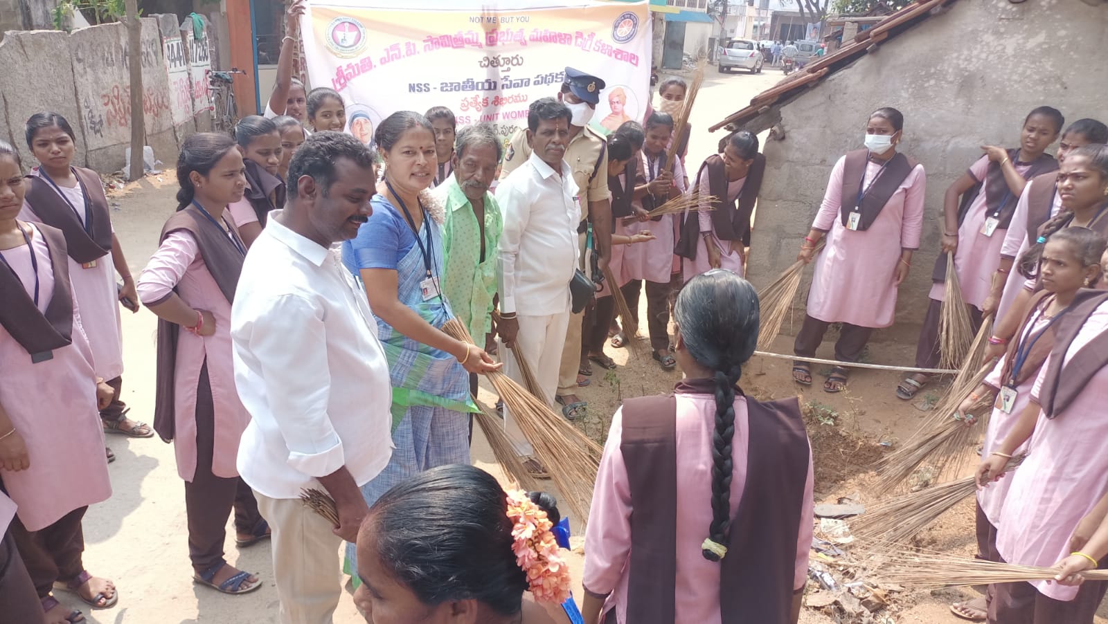 సావిత్రమ్మ కళాశాల విద్యార్థుల శ్రమదానం