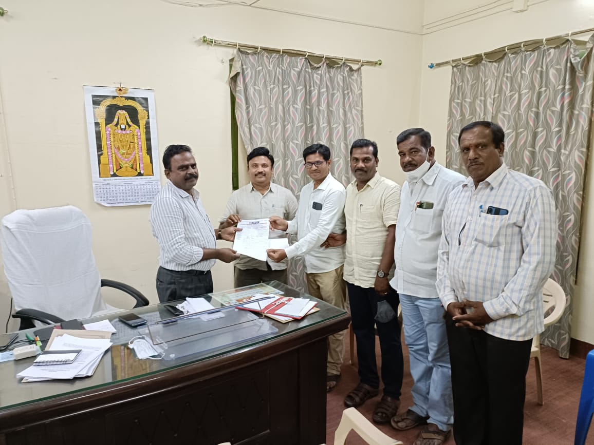 4764సెకండరీ టీచర్‌ పోస్టుల రద్దు దారుణం