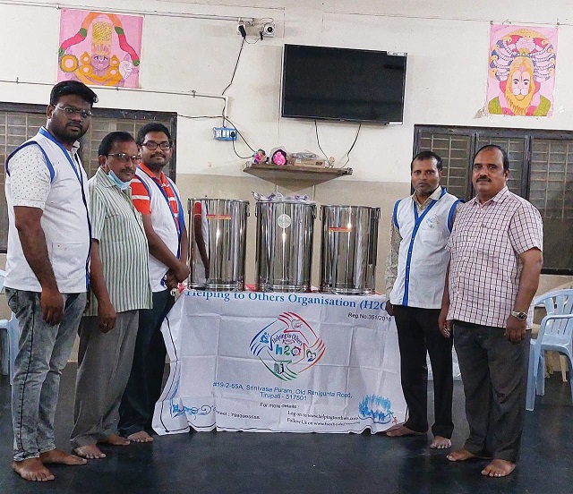 నీటి డ్రమ్ముల విరాళం