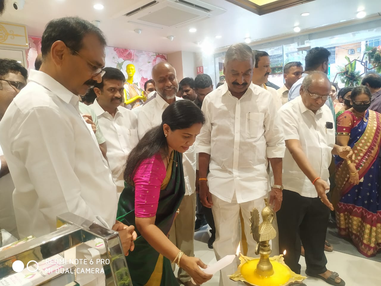 'ఆకృతి ' వస్త్రాలయం ప్రారంభం