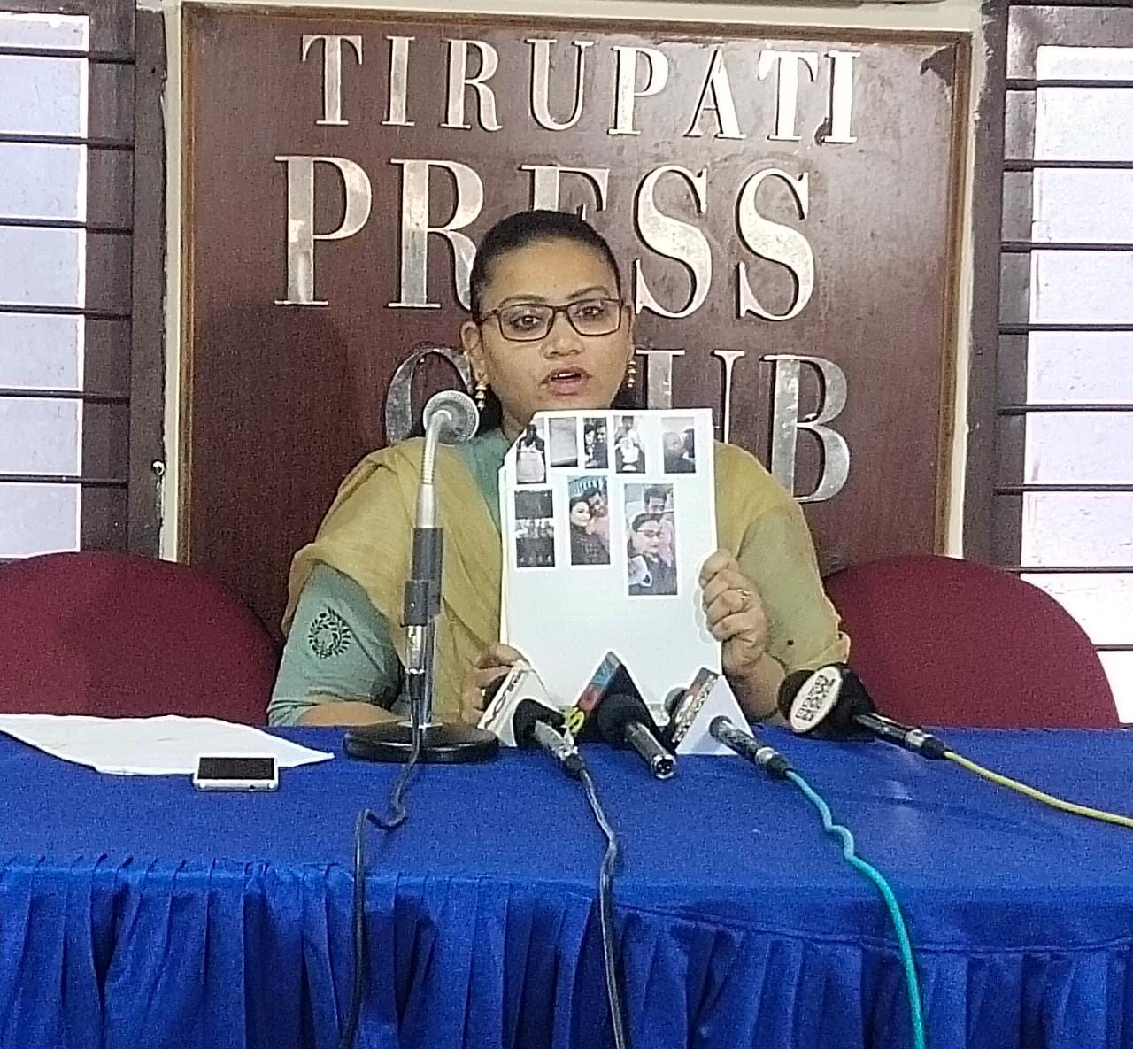 పోలీసులు న్యాయం చేయ్యలేదు-అమ్మాజీ