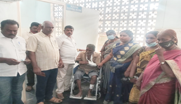 చంద్రయ్యను పరామర్శించిన దళిత ప్రజాసంఘాల ఐక్యవేదిక నాయకులు