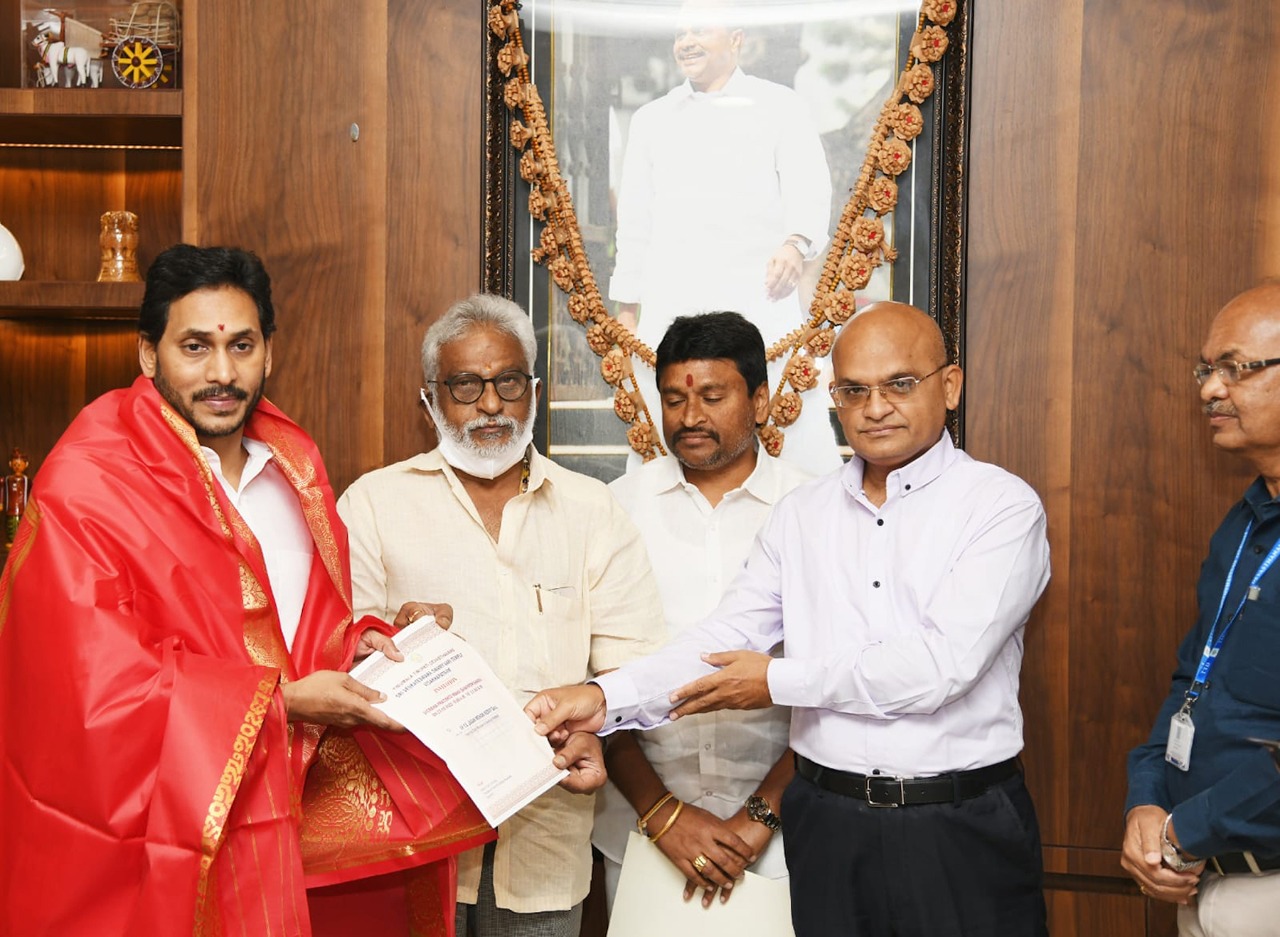 విశాఖలోని శ్రీవారి ఆలయ కుంభాభిషేకానికి ముఖ్యమంత్రికి ఆహ్వానం