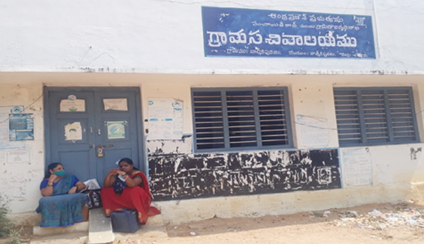 తాళాలు లేక.. సచివాలయం తెరుచుకోక.. తెరుచుకున్నా చేసేదేం లేక..