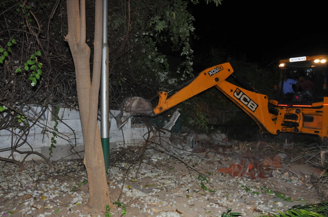 ఆదినుంచి 'హీరా'కు వేధింపులే..!