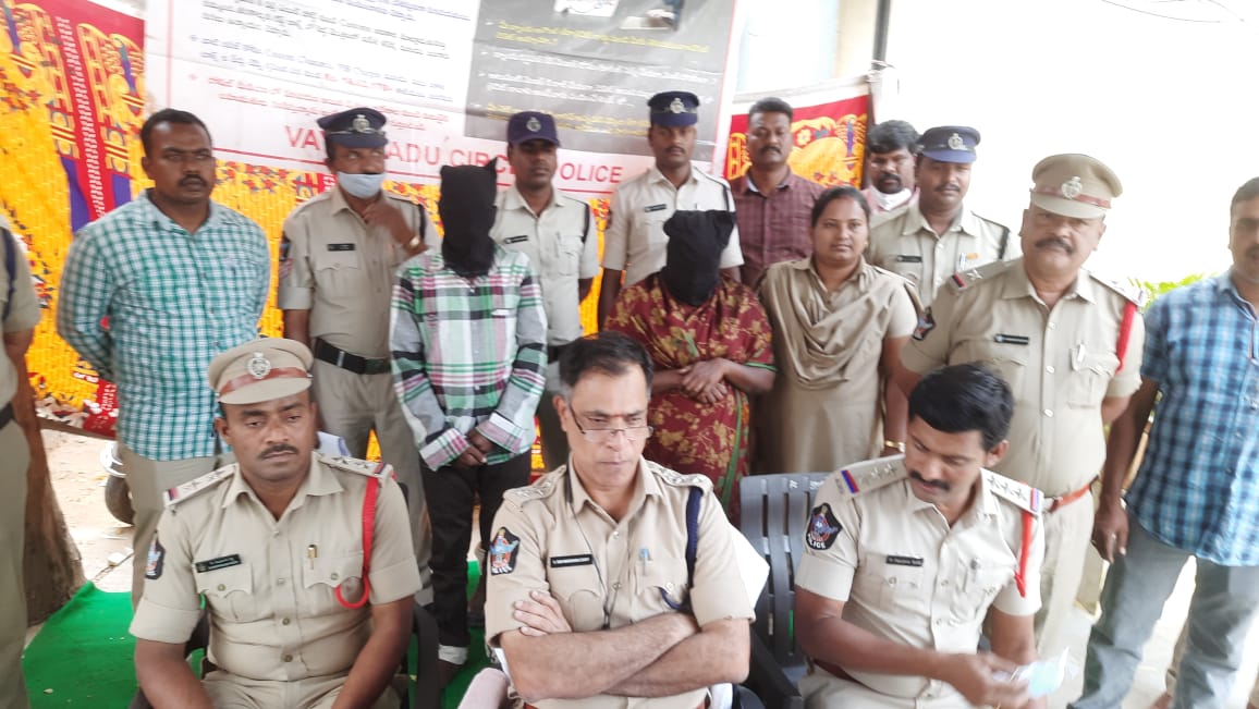 బాలుడి హత్య కేసులో ఇద్దరు ముద్దాయిలు అరెస్ట్‌