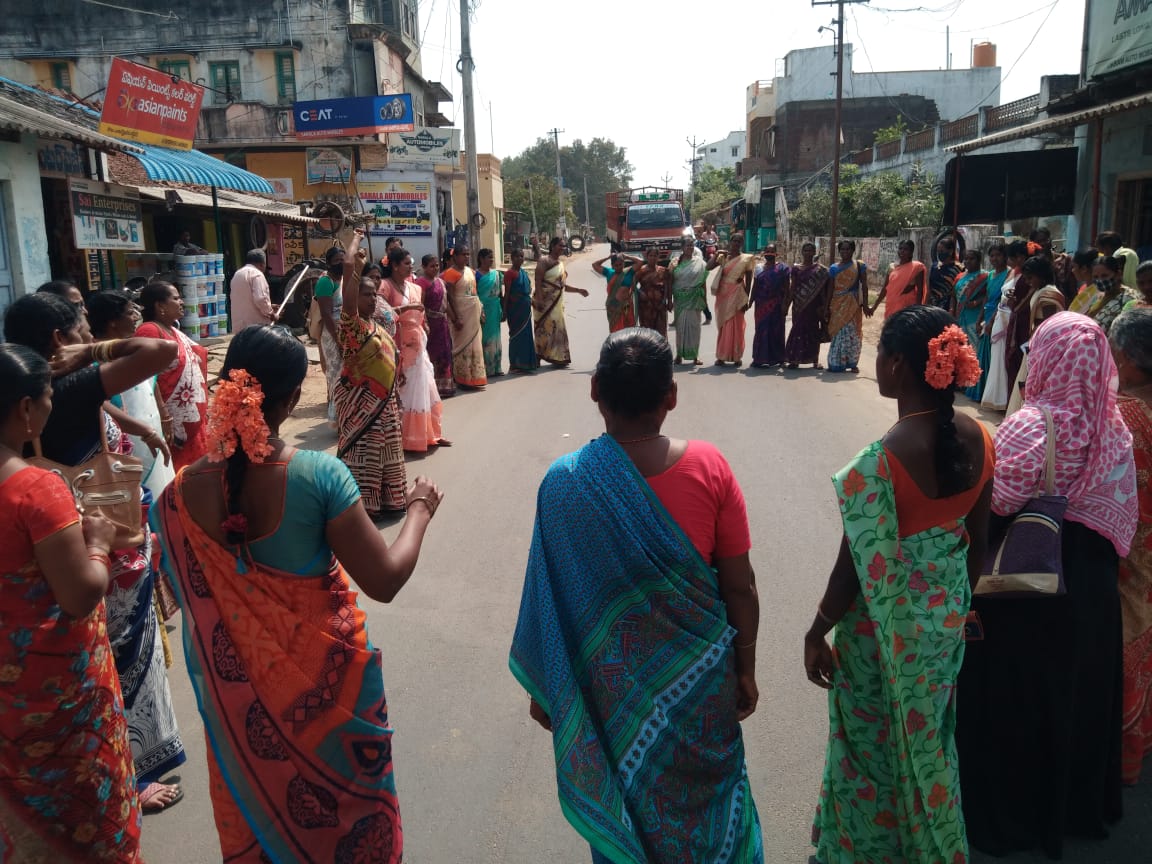 అంగన్వాడీ కార్యకర్తలు ధర్నా