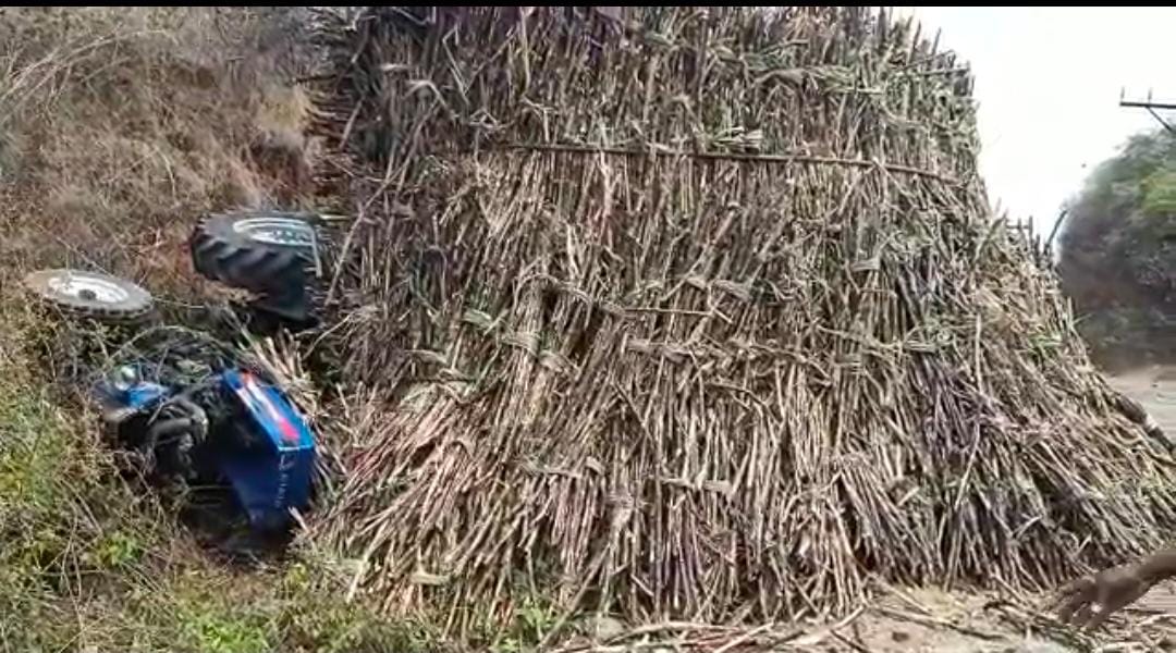 పెద్దకనుమ మలుపు వద్ద చెరకు ట్రాక్టర్‌ బోల్తా