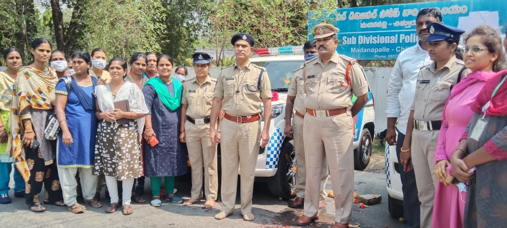 మహిళలు,యువతులు రక్షణ కోసమే దిశా మొబైల్‌ వాహనాలు