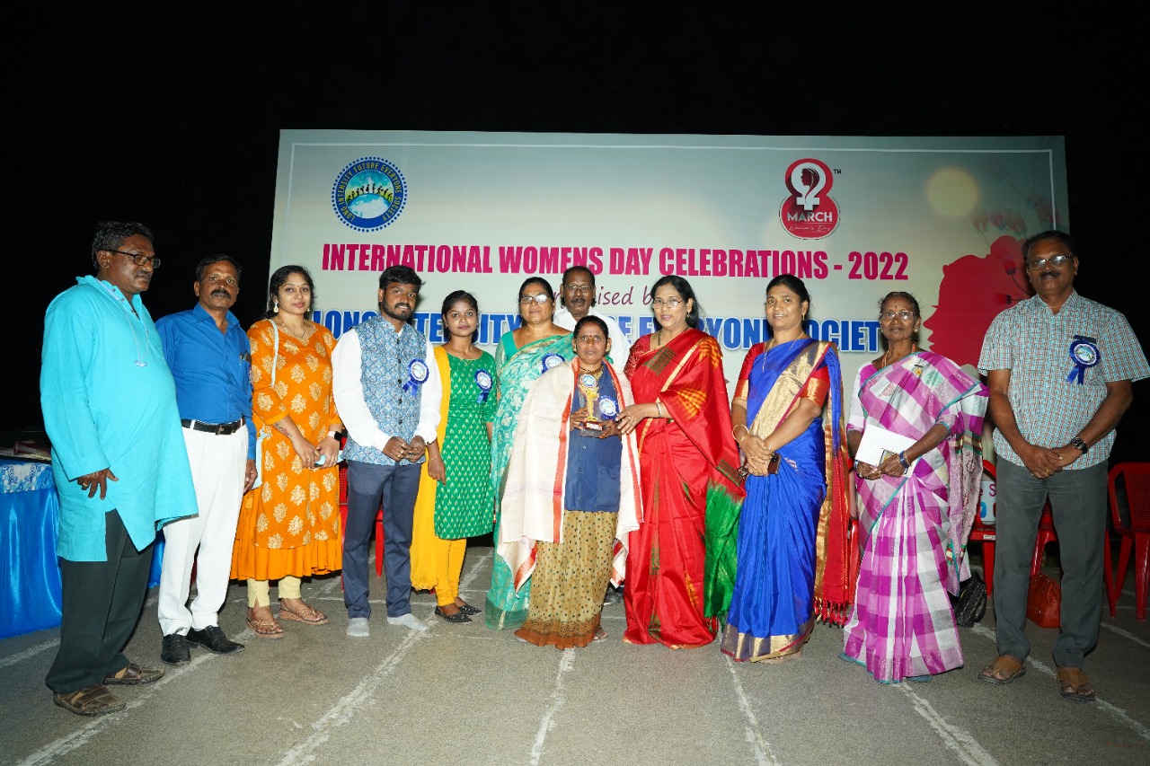 మహిళలకు ఆదర్శ అవార్డులు