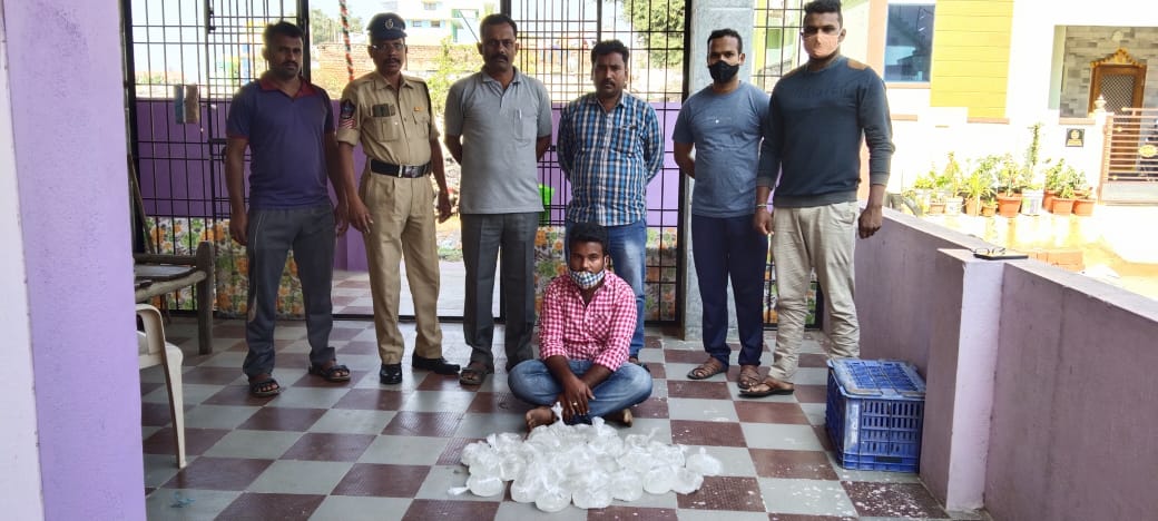 సారా విక్రయిస్తున్న ఇద్దరు అరెస్ట్‌