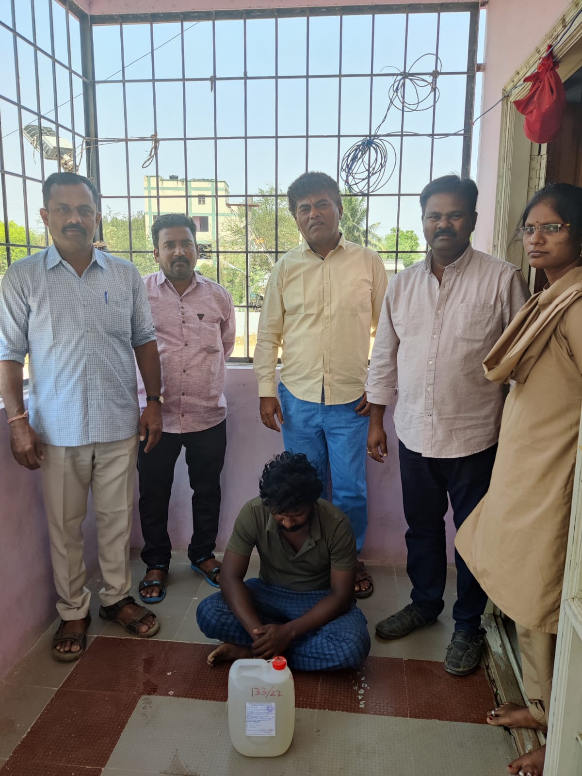 సారా తరలిస్తున్న వ్యక్తి అరెస్ట్‌