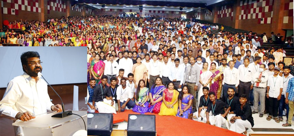 విద్యతో పాటు క్రీడల్లో కూడా రాణించాలి