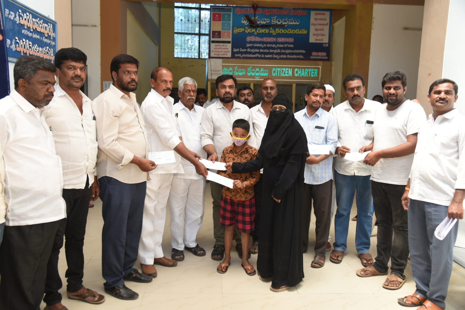 సీఎం రిలీఫ్‌ ఫండ్‌ చెక్కులు పంపిణీ