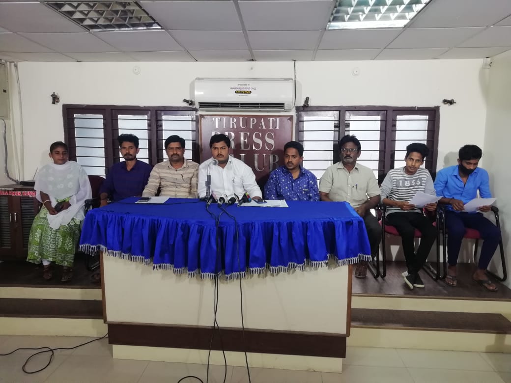 గిరిజన విద్యార్ధులను ప్రొత్సహించడాఁకే పురస్కారాలు