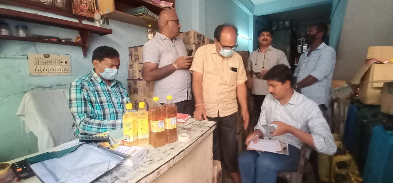 నూనె దుకాణాలపై విజిలెన్స్‌ దాడులు