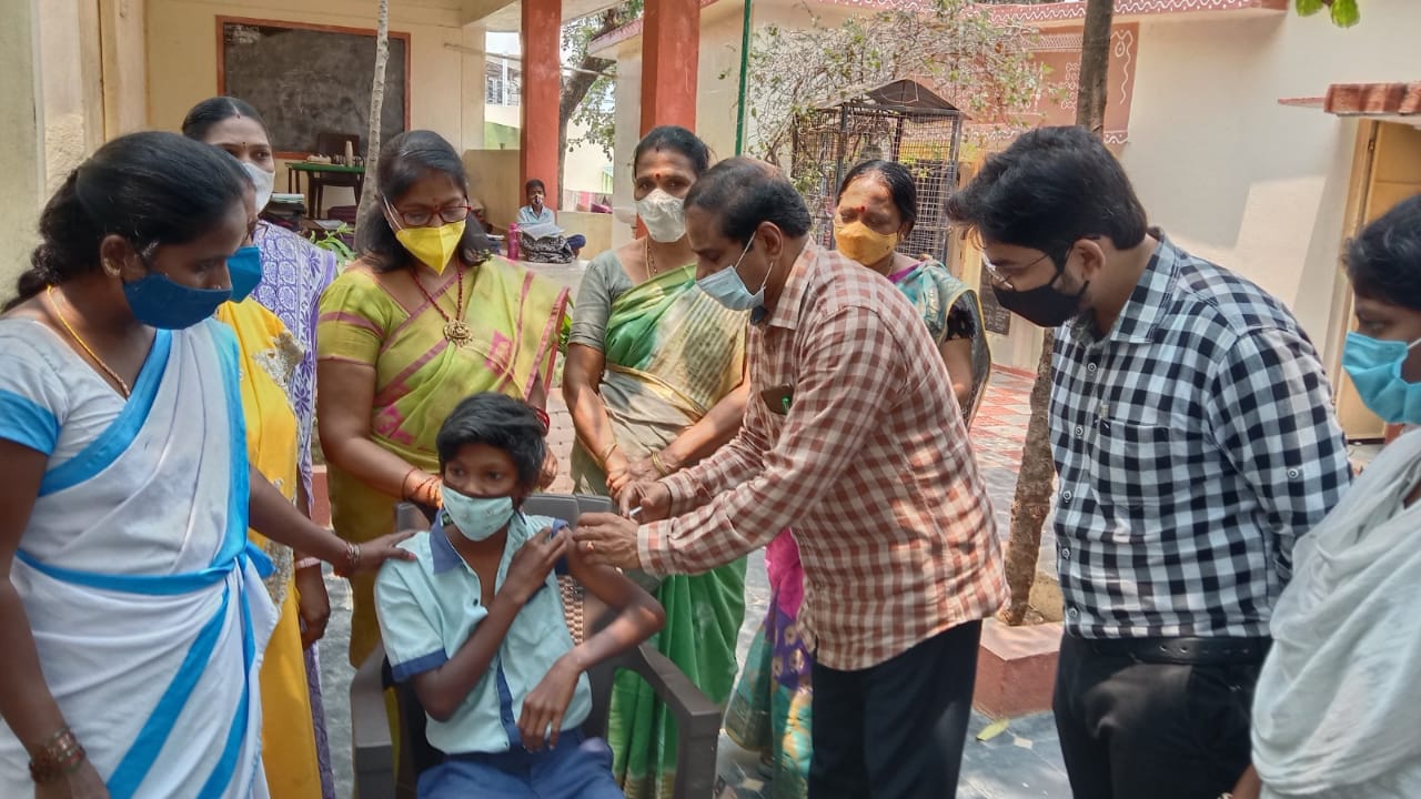 విద్యార్థులు వ్యాక్సినేషన్‌ వేసుకోవాలి
