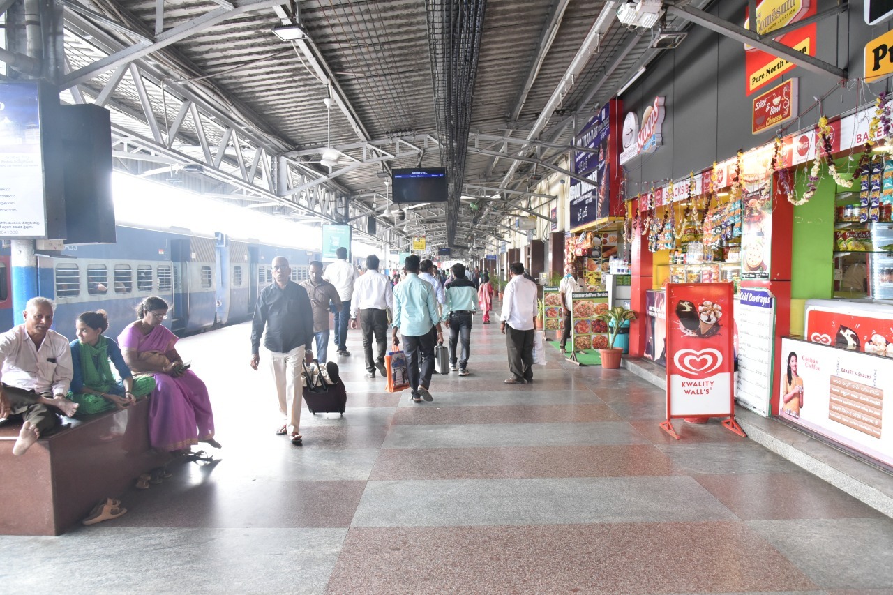 తిరుపతి స్టేషన్‌లో 'కలంకారి' స్టాల్స్‌