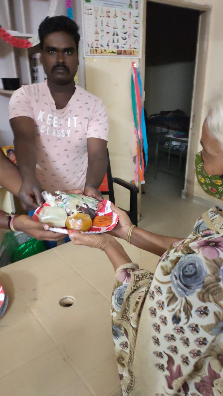 రాస్‌ వృద్దాశ్రమంలో అన్నధానం