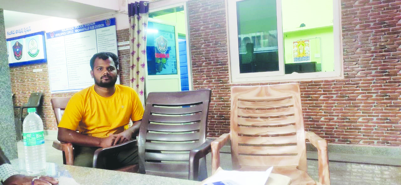 ఎస్‌ఎఫ్‌ఐ జిల్లా కార్యదర్శి పోలీస్‌ స్టేషన్లో నిర్బంధం