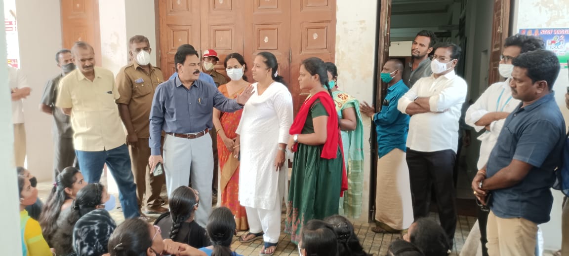 హక్కులకై విద్యార్థినుల ఆందోళన