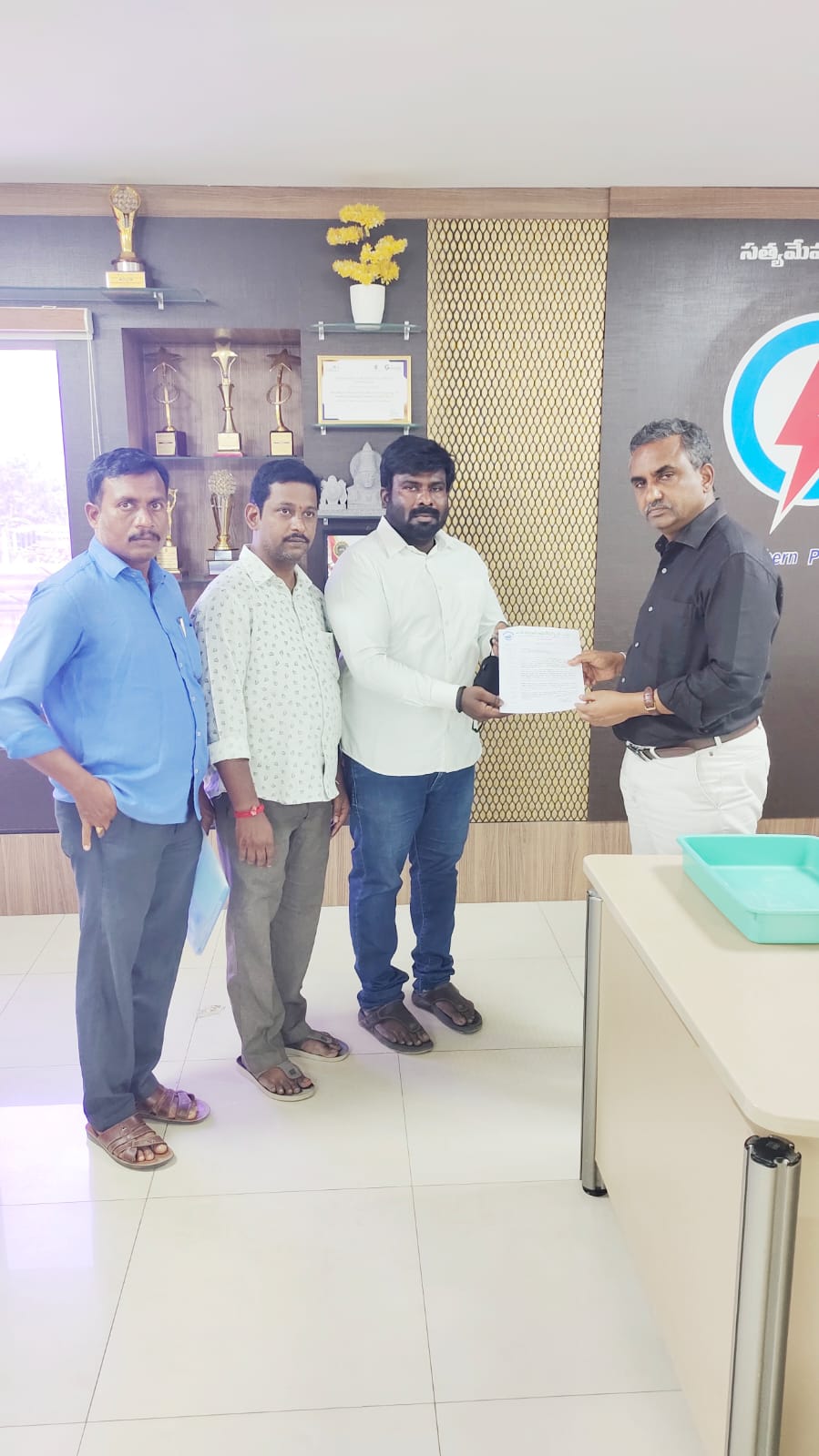  కేబుల్‌ ఆపరేటర్లకు పోల్‌ట్యాక్స్‌ రద్దు చేయాలి