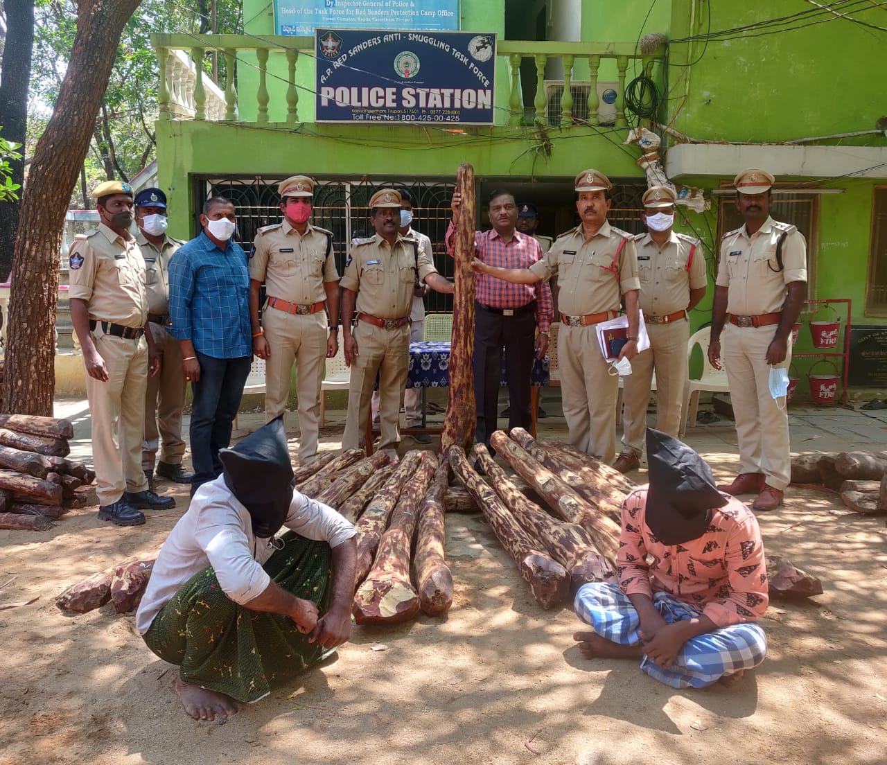 16 ఎర్రచందనం దుంగలు స్వాధీనం-ఇద్దరు స్మగ్లర్ల అరెస్ట్‌