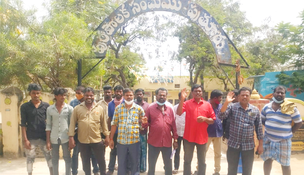 ఆటో రుసుమును రద్దు చేయాలని.. సిఐటియు ఆటో కార్మికులు ధర్నా