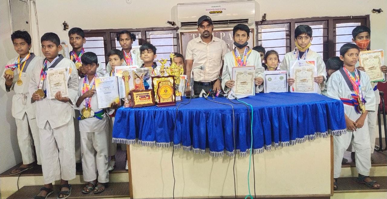 అన్నింటా.... గోల్డే