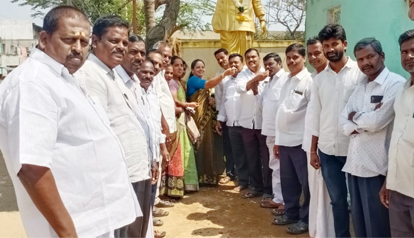 వైఎస్సార్‌ కాంగ్రెస్‌ పార్టీ ఆవిర్భావ దినోత్సవం : కేక్‌ కట్‌ చేసిన కార్యకర్తలు