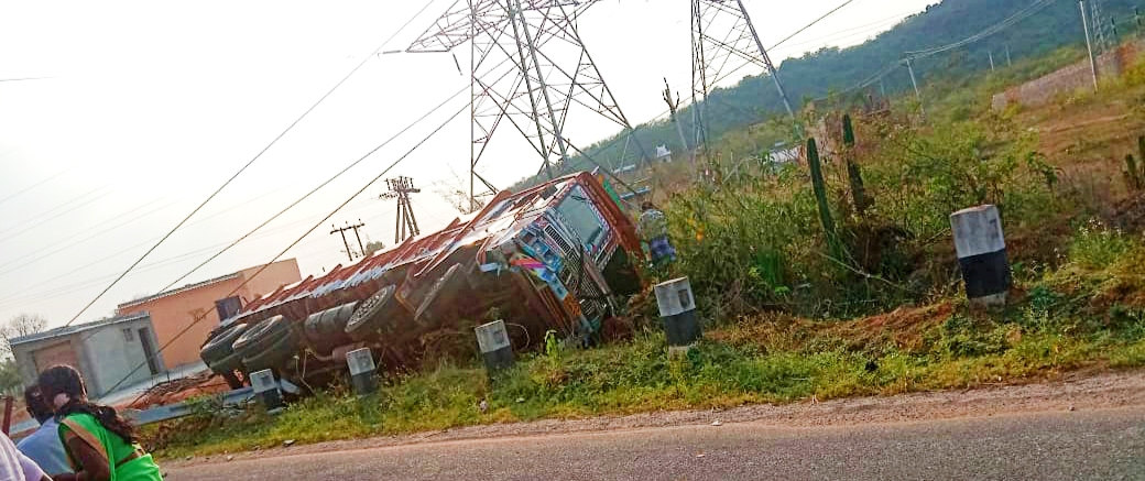 లారీబోల్తా