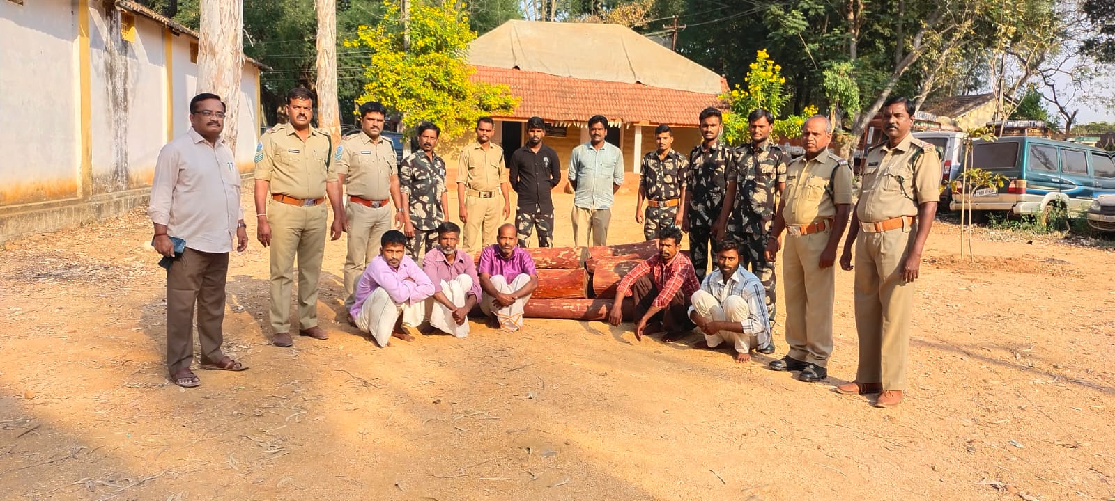 ఎర్రచందనం పట్టివేత తమిళ స్మగ్లర్ల అరెస్ట్‌