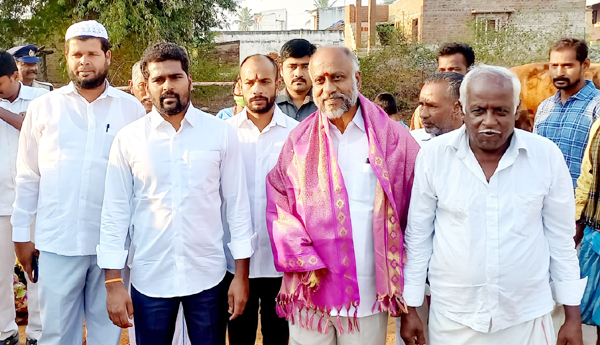 గ్రామాల బాట పట్టిన నేతలు 